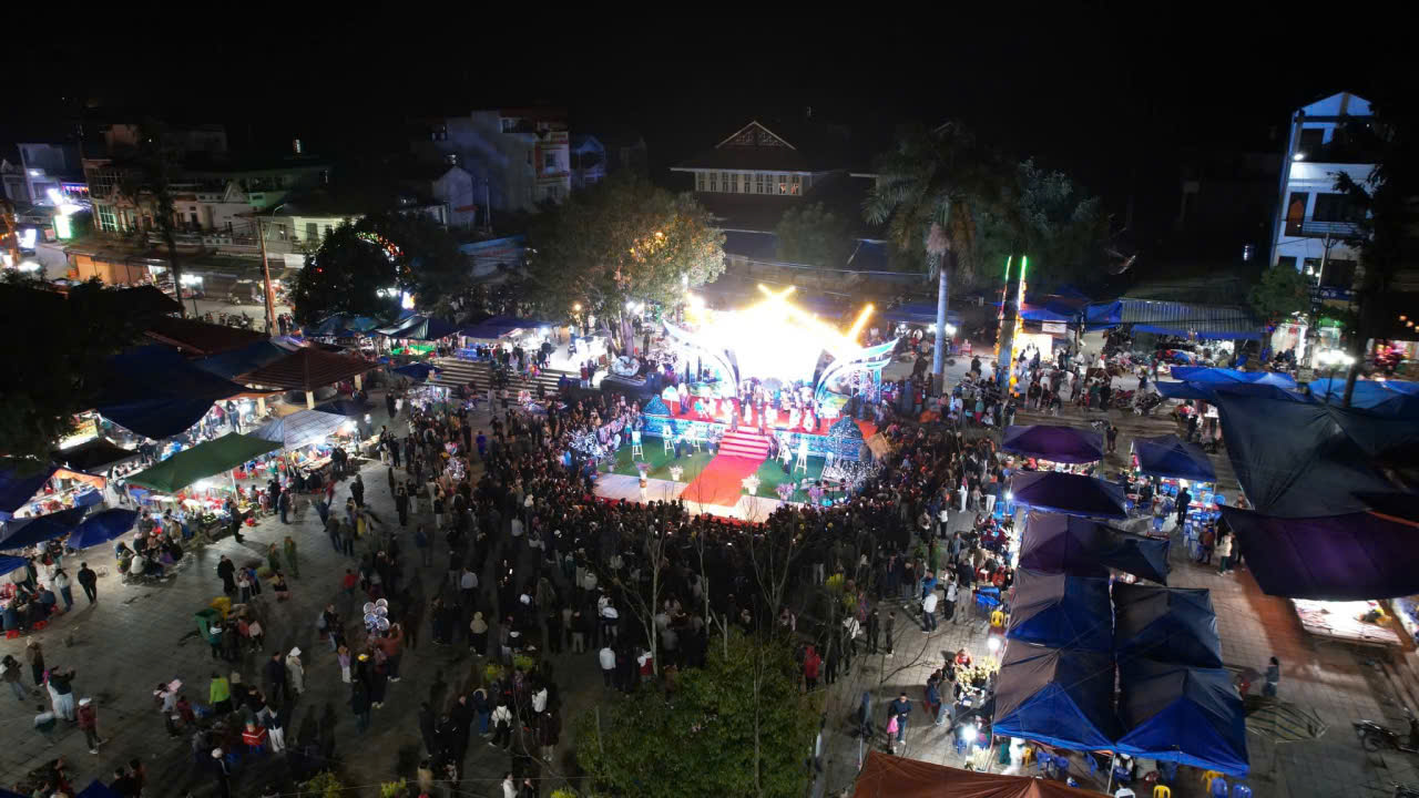 Đ&ocirc;ng đảo người d&acirc;n v&agrave; du kh&aacute;ch tham dự