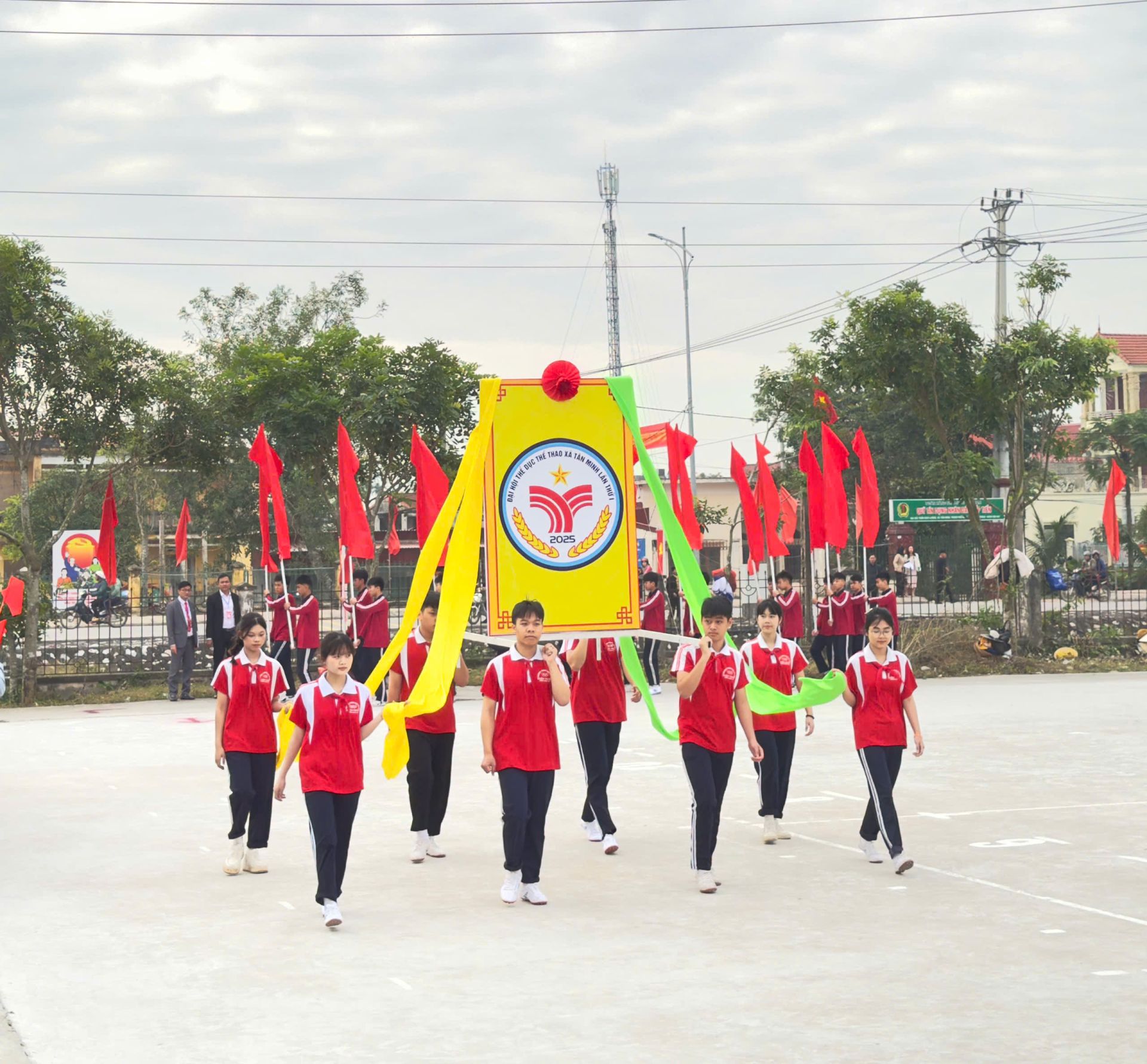 Lễ khai mạc diễn ra với 15 khối nghi lễ, diễu hành, đồng diễn với hơn 500 vận động viên đại diện cho các lực lượng vũ trang, đoàn thể, trường học và Nhân dân trong xã.