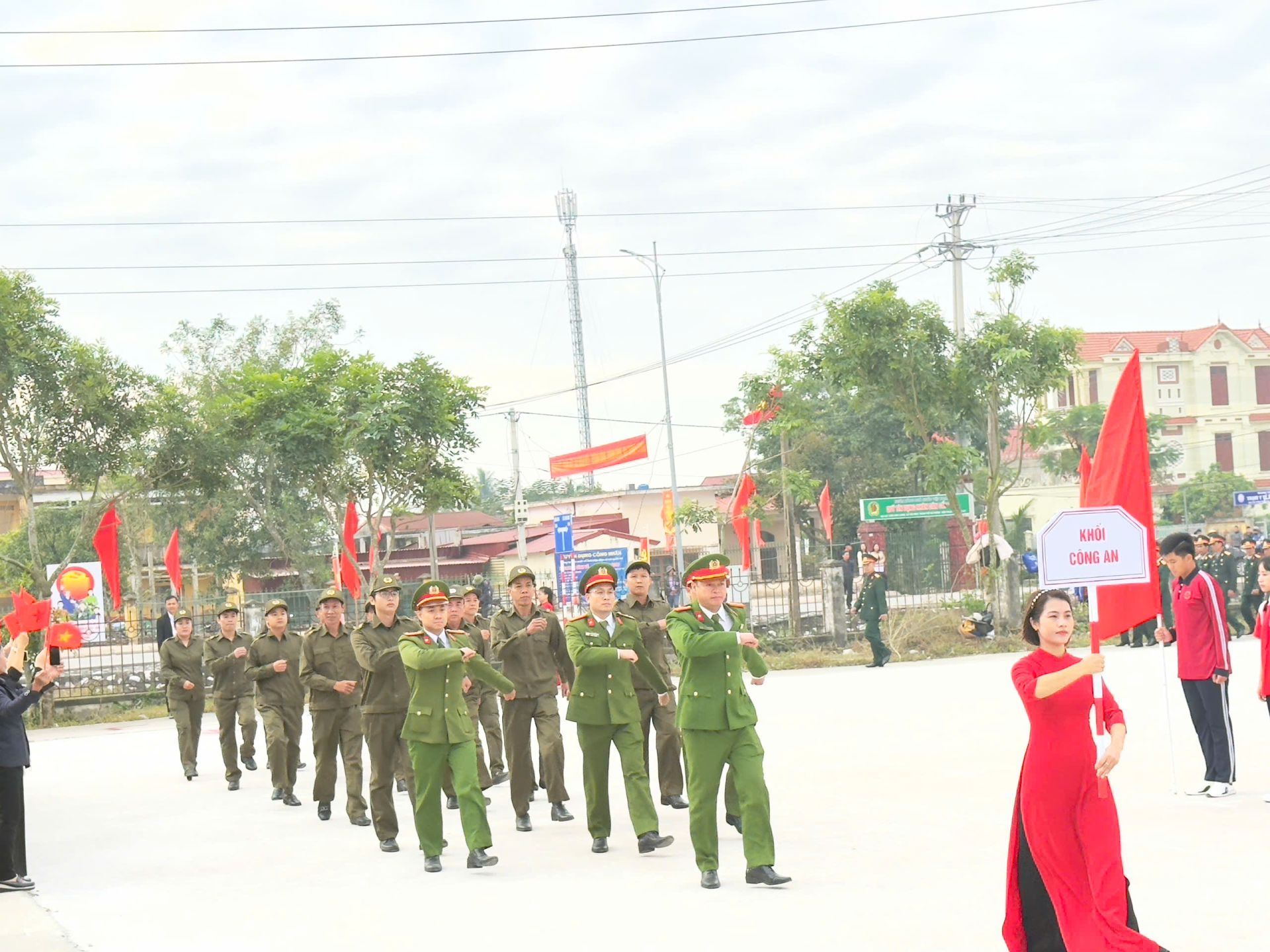 Các màn diễu hành, biểu diễn đã tạo nên không khí trang trọng, sôi nổi, thể hiện tinh thần đoàn kết và sức mạnh của phong trào thể dục thể thao địa phương.
