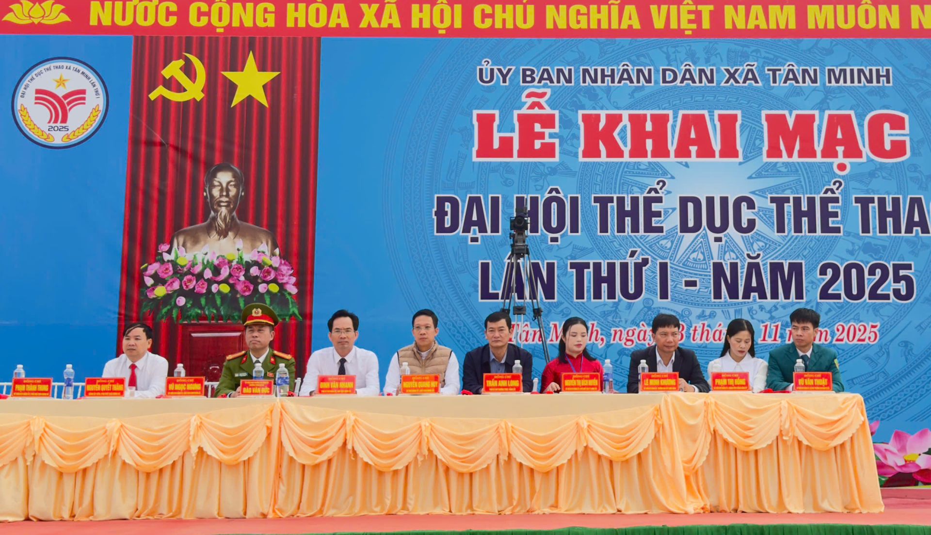 Đại biểu tham dự lễ khai mạc.