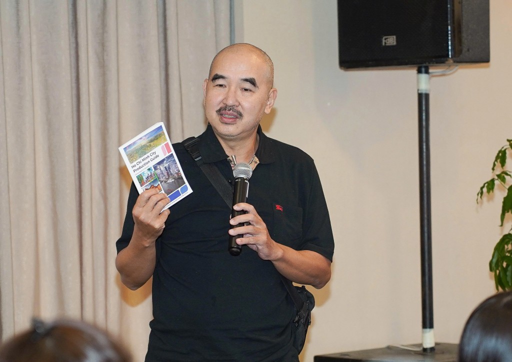 Đạo diễn Bùi Thạc Chuyên cùng cuốn cẩm nang.