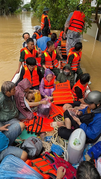 Huy động các lực lượng cứu hộ trực tiếp dùng các phương tiện vào những vùng ngập sâu để cứu dân
