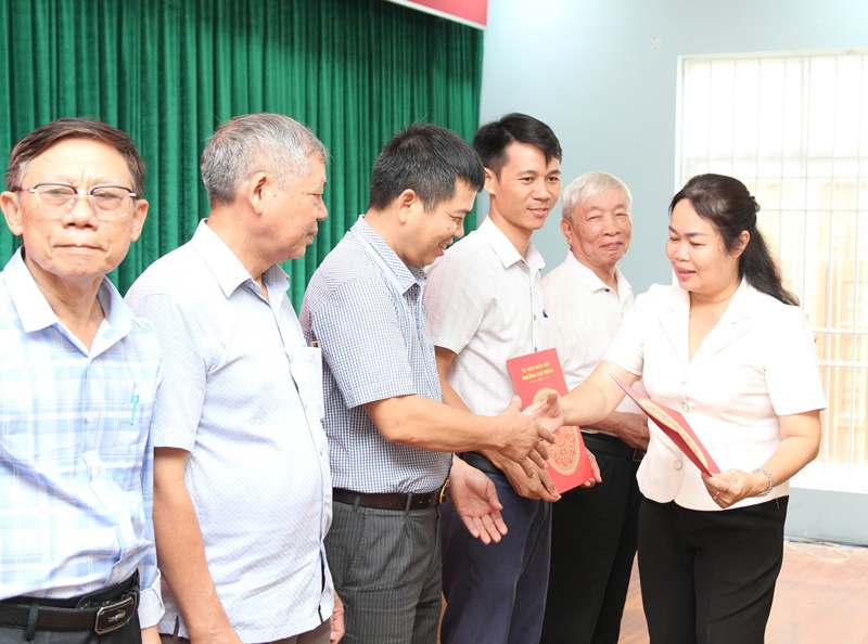 Bà Bùi Thị Thu Thủy, Phó Chủ tịch UBND phường Tam Thắng trao quyết định thành lập cho các tổ công nghệ số cộng đồng. Bà Bùi Thị Thu Thủy, Phó Chủ tịch UBND phường Tam Thắng trao quyết định thành lập cho các tổ công nghệ số cộng đồng.