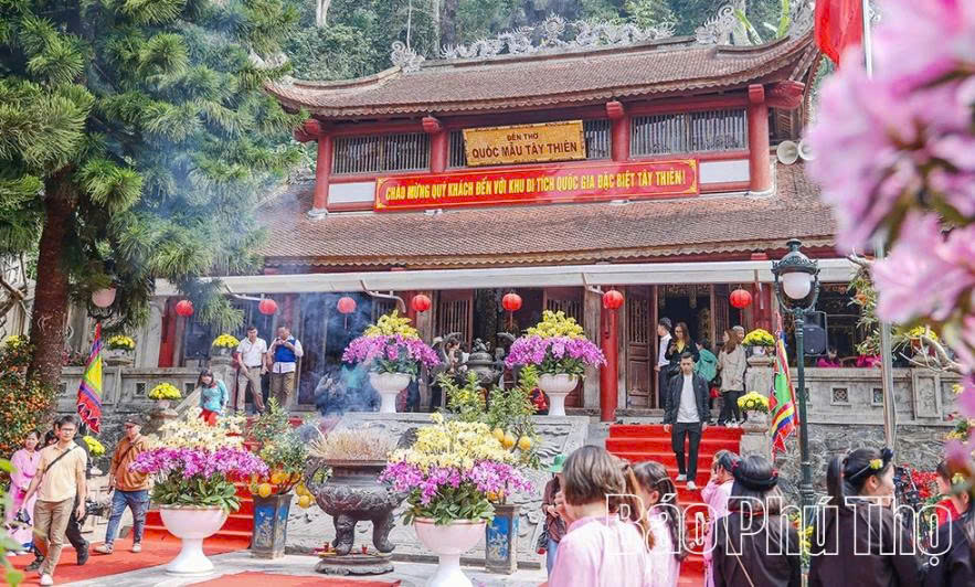 Khu di tích và danh thắng Tây Thiên (xã Đại Đình) thu hút đông đảo người dân và du khách tới tham quan, chiêm bái.