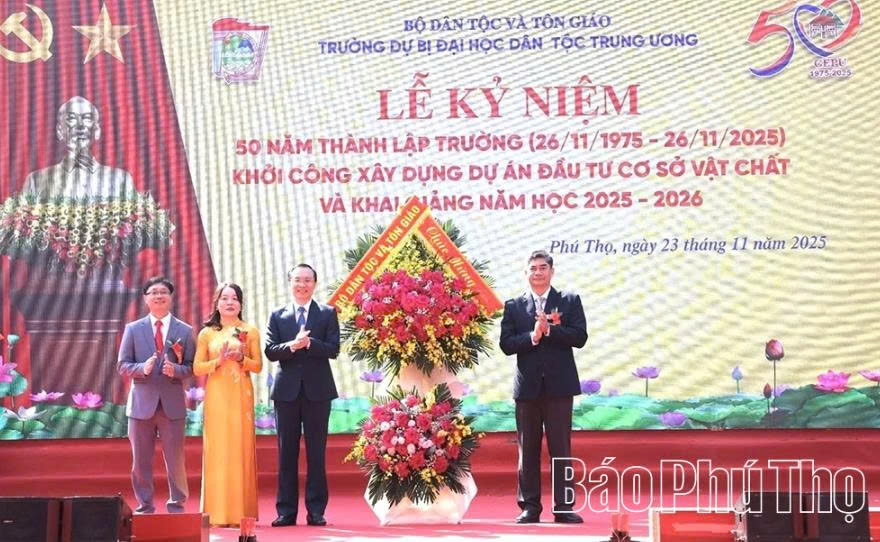 Thứ trưởng Bộ Dân tộc và Tôn giáo Y Vinh Tơr tặng hoa chúc mừng Trường Dự bị Đại học dân tộc Trung ương.
