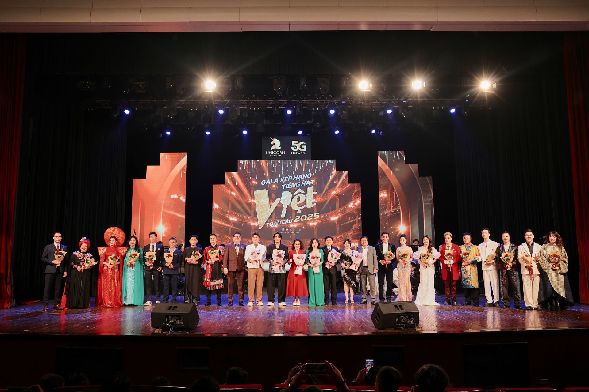 Ảnh 2: Các thí sinh chụp ảnh kỷ niệm cùng dàn BGK đêm nhạc. Ảnh 2: Các thí sinh chụp ảnh kỷ niệm cùng dàn BGK đêm nhạc.