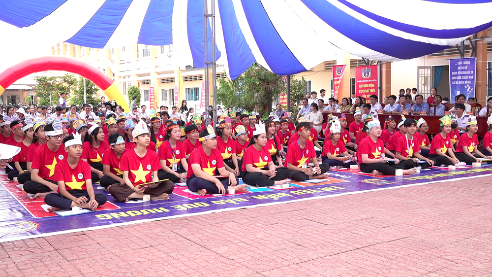 Quang cảnh các em học sinh tham gia vòng thi trực tiếp Quang cảnh các em học sinh tham gia vòng thi trực tiếp