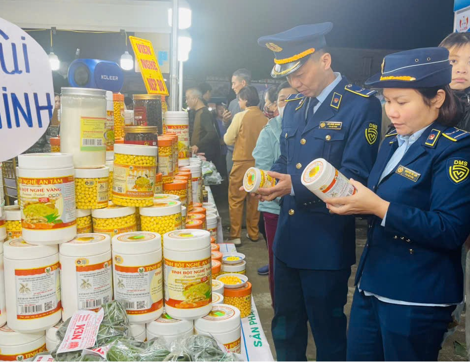 Lực lượng QLTT tỉnh Lào Cai kiểm tra hàng hóa tại khu vực Hội chợ
