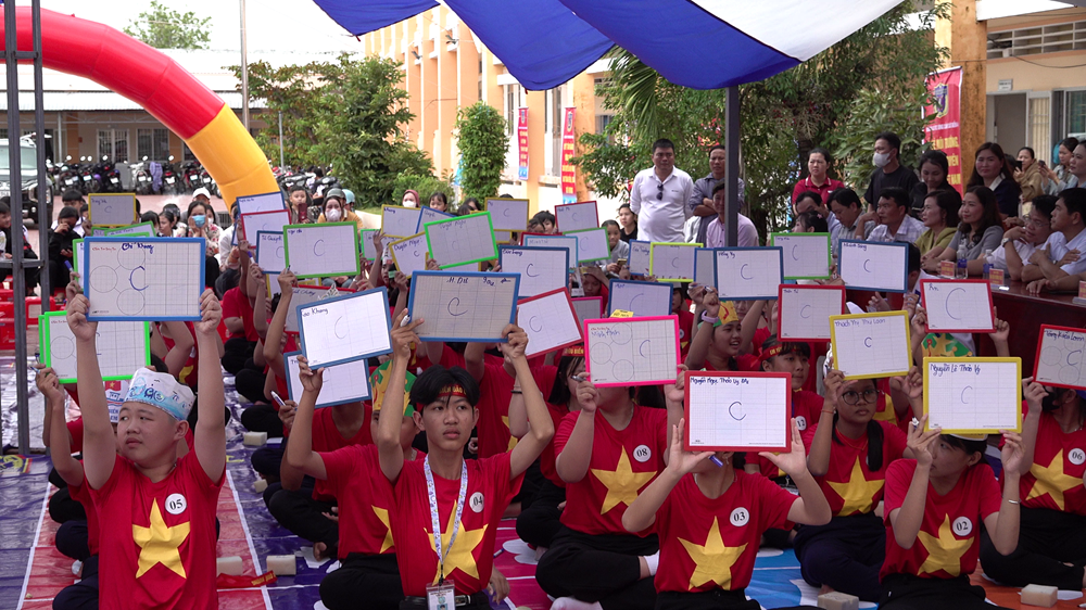 Các em học sinh tham gia trả lời câu hỏi của Ban tổ chức Các em học sinh tham gia trả lời câu hỏi của Ban tổ chức