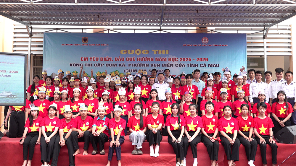 Ban tổ chức chụp ảnh lưu niệm với các em học sinh tham gia vòng thi trực tiếp Ban tổ chức chụp ảnh lưu niệm với các em học sinh tham gia vòng thi trực tiếp