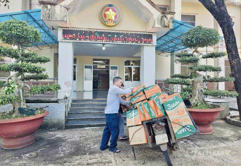  Chi cục Quản lý thị trường Gia Lai tiếp nhận hàng nghìn nhu yếu phẩm hướng về vùng lũ