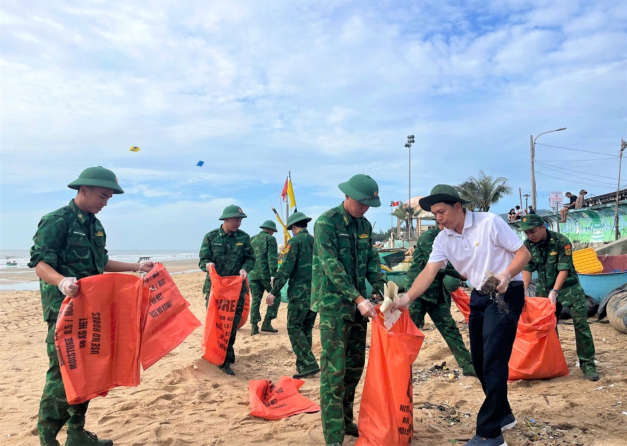 : Cán b&ocirc;̣, chi&ecirc;́n sĩ Đ&ocirc;̀n Bi&ecirc;n phòng Phước Hải, BĐBP TP. HCM và các lực lượng t&ocirc;̉ chức ra qu&acirc;n dọn vệ sinh, thu gom r&aacute;c thải tại khu vực bờ biển Phước Hải.