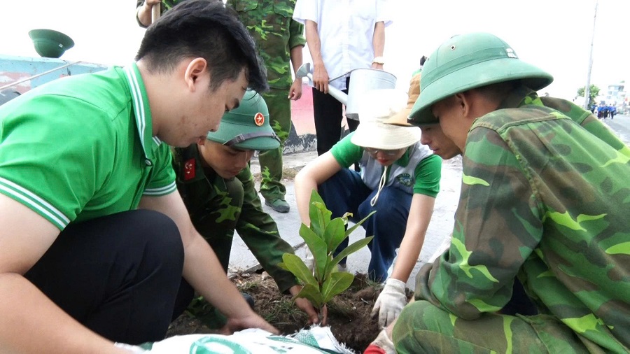 Các lực lượng vũ trang và t&igrave;nh nguyện vi&ecirc;n trồng c&acirc;y b&agrave;ng vu&ocirc;ng tại khu vực Bờ K&egrave; xã Phước Hải.