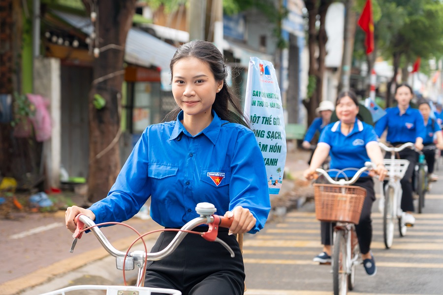 Các đo&agrave;n vi&ecirc;n thanh ni&ecirc;n và t&igrave;nh nguyện vi&ecirc;n đạp xe tuy&ecirc;n truyền bảo vệ m&ocirc;i trường tr&ecirc;n địa bàn xã Phước Hải