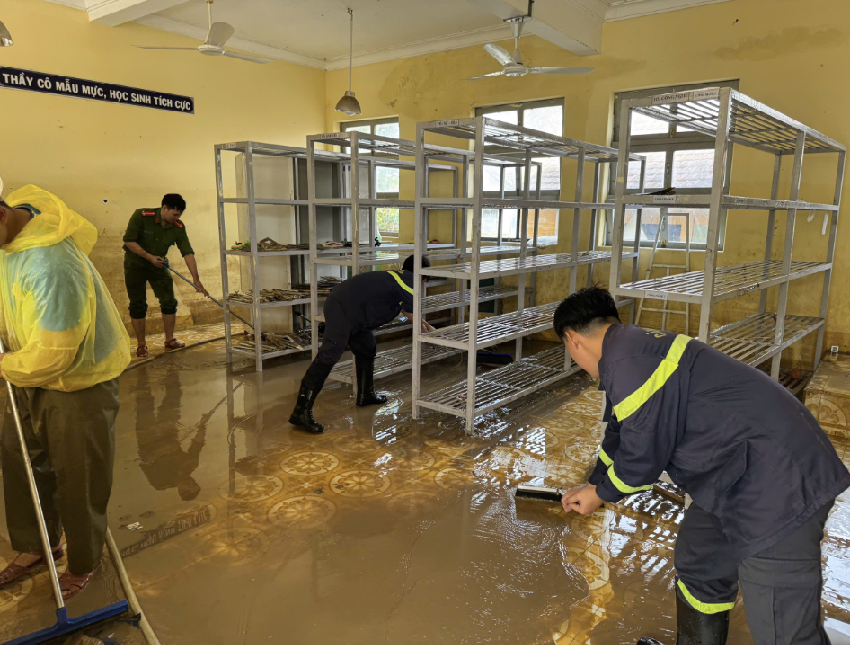 Hơn 500 cán bộ, chiến sĩ Công an TP. HCM kịp thời chi viện hỗ trợ vùng lũ