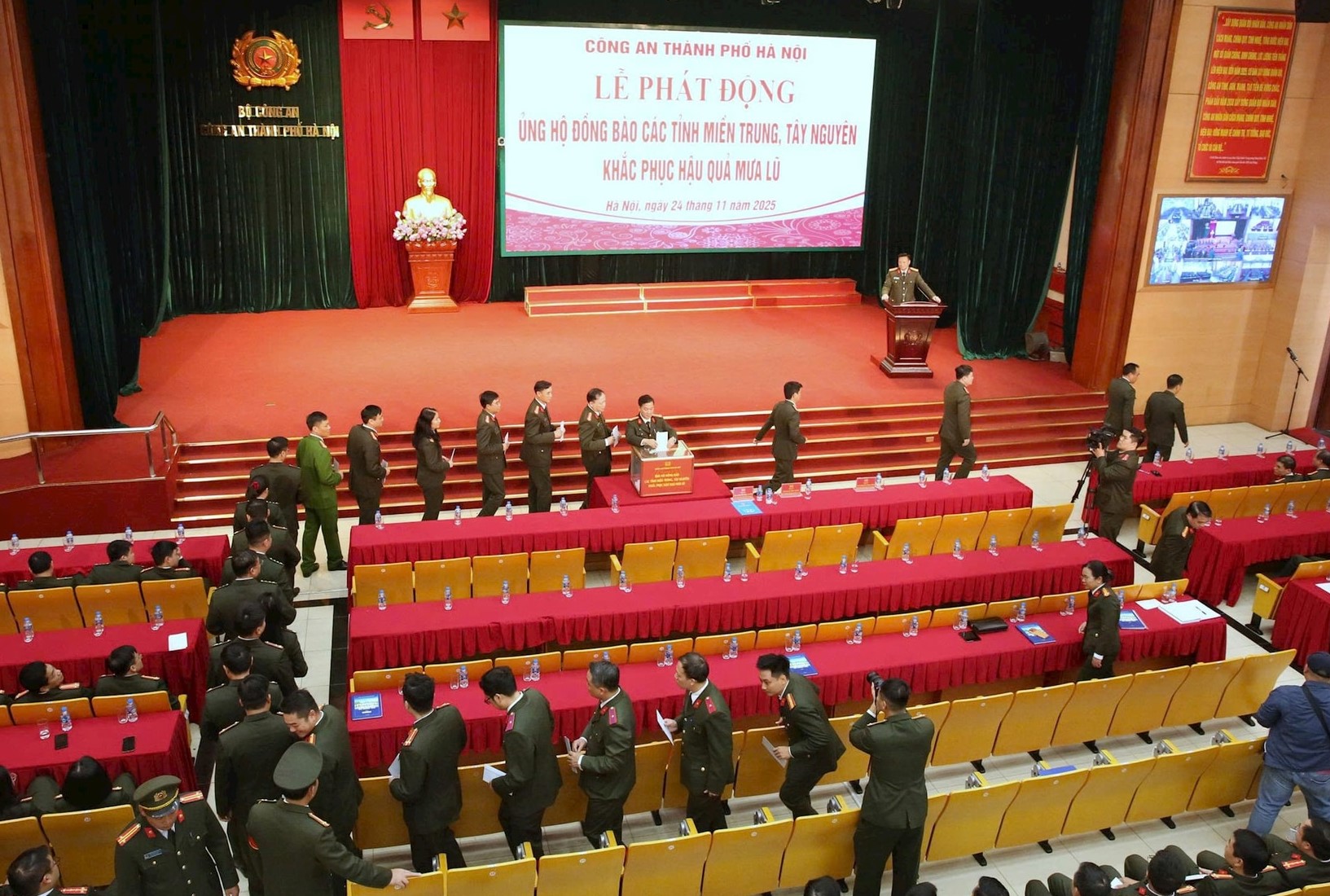 Cán bộ, chiến sĩ Công an TP. Hà Nội quyên góp ủng hộ trực tiếp tại trụ sở. Ảnh: NB