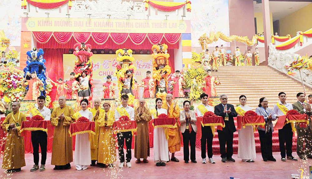 Đại biểu cắt băng khánh thành chùa Thiên Lai.