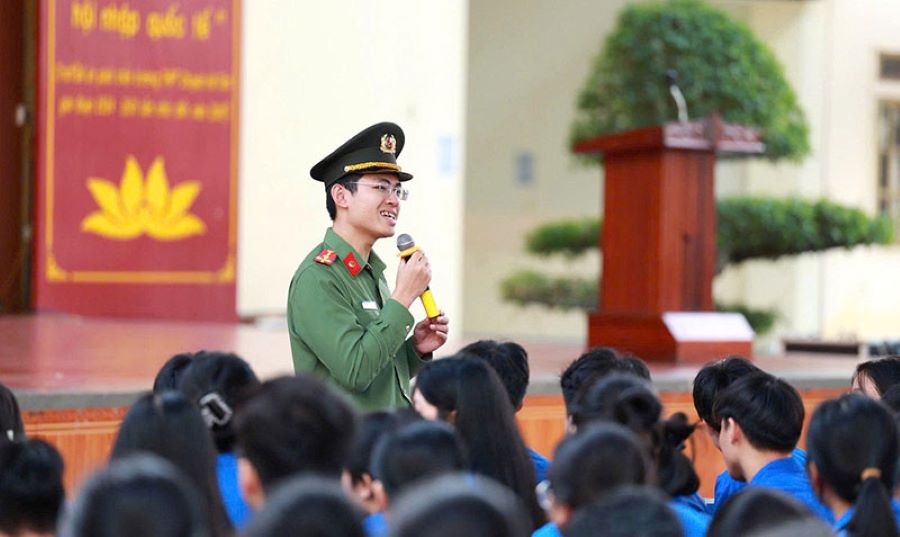 Cán bộ Phòng An ninh mạng và phòng chống tội phạm công nghệ cao Công an Hà Tĩnh tuyên truyền về tội phạm không gian mạng.