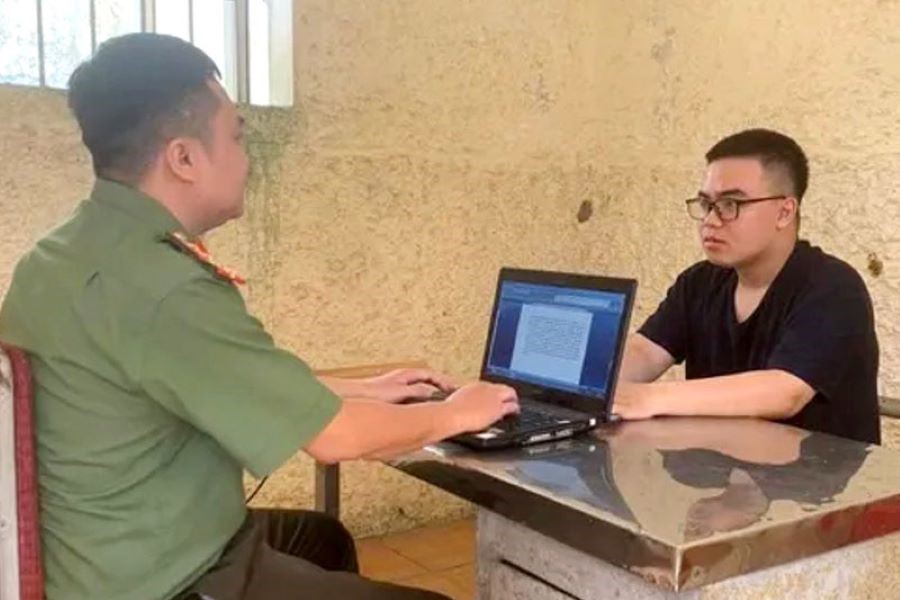 Đối tượng Trần Quang Huy bị khởi tố về tội “Xâm nhập trái phép vào mạng máy tính, mạng viễn thông hoặc phương tiện điện tử của người khác”.