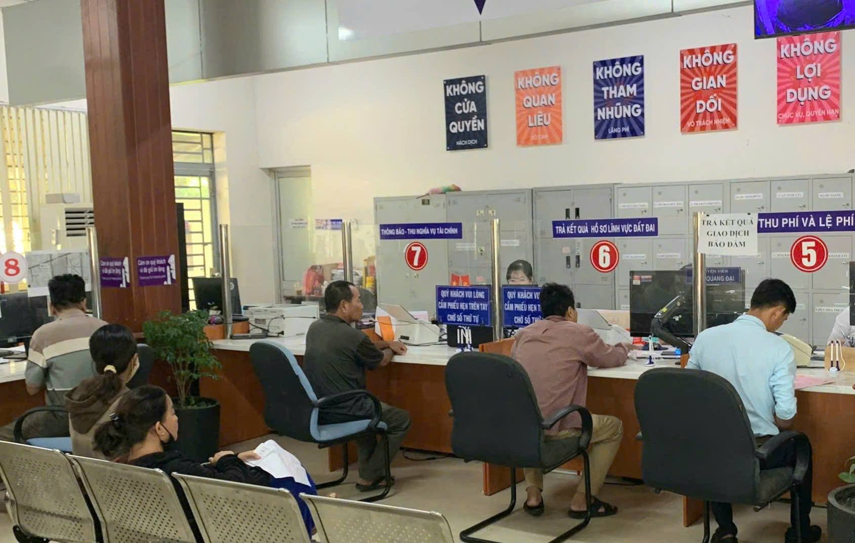 Quan tâm đầu tư xây dựng cơ sở vật chất Trung tâm Phục vụ hành chính công cấp tỉnh, cấp xã đảm bảo phục vụ người dân tốt hơn