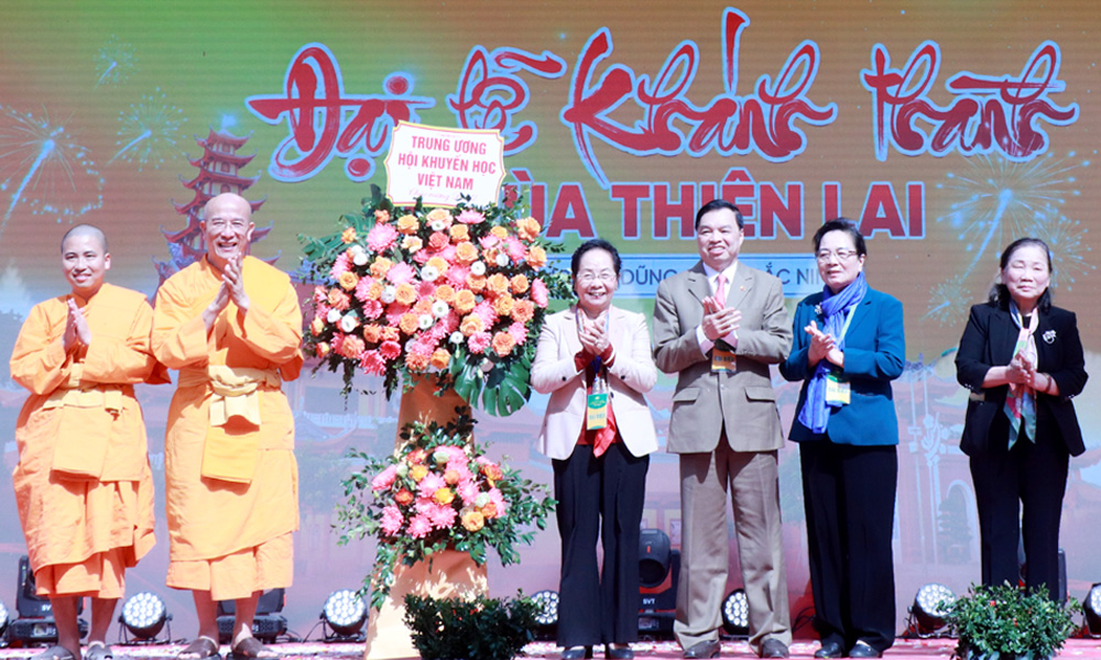 Đồng chí Nguyễn Thị Doan và các đại biểu tặng hoa chúc mừng đại lễ.