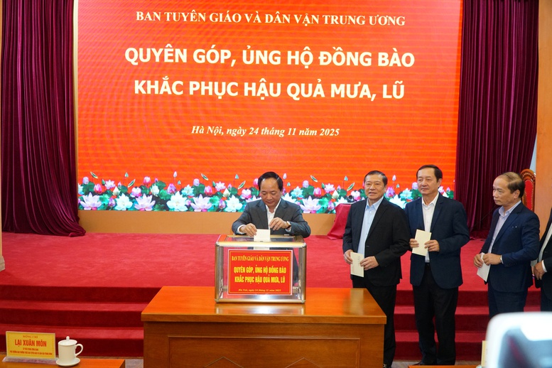 Đồng chí Trịnh Văn Quyết, Bí thư Trung ương Đảng, Trưởng ban Tuyên giáo và Dân vận Trung ương và các đồng chí lãnh đạo Ban tham gia quyên góp, ủng hộ đồng bào các địa phương khắc phục hậu quả do mưa lũ gây ra - Ảnh: VGP/Toàn Thắng Đồng chí Trịnh Văn Quyết, Bí thư Trung ương Đảng, Trưởng ban Tuyên giáo và Dân vận Trung ương và các đồng chí lãnh đạo Ban tham gia quyên góp, ủng hộ đồng bào các địa phương khắc phục hậu quả do mưa lũ gây ra - Ảnh: VGP/Toàn Thắng