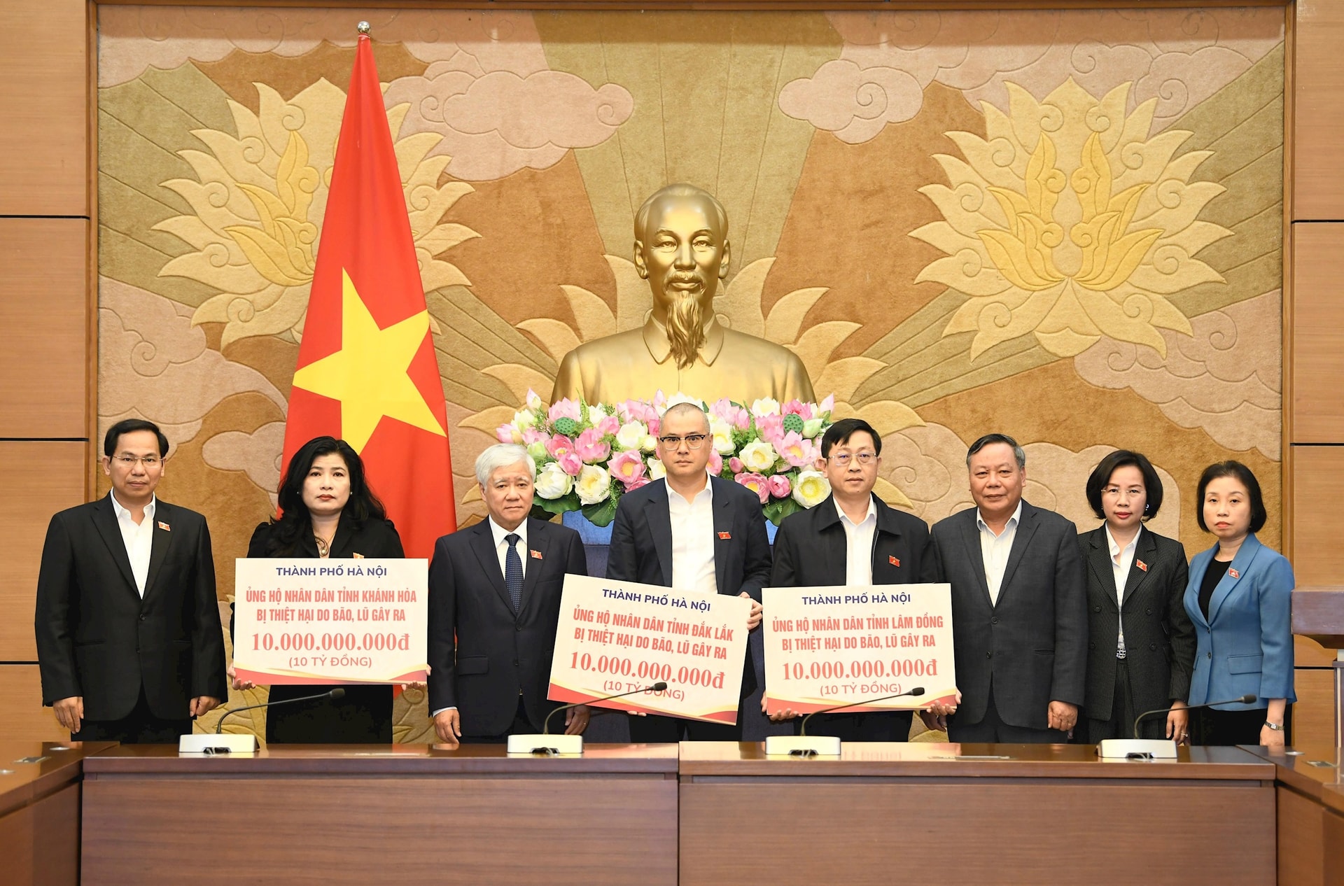 TP. Hà Nội trao kinh phí hỗ trợ cho 3 tỉnh khắc phục hậu quả bão lũ