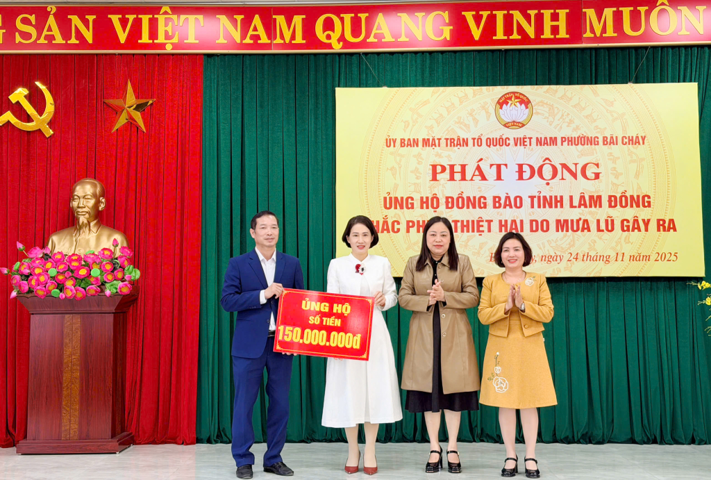 Cán bộ, giáo viên và học sinh Trường THCS Bãi Cháy trao kinh phí ủng hộ.