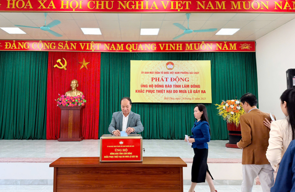 Cán bộ, đảng viên, nhân dân trên địa bàn phường Bãi Cháy đóng góp kinh phí ủng hộ.