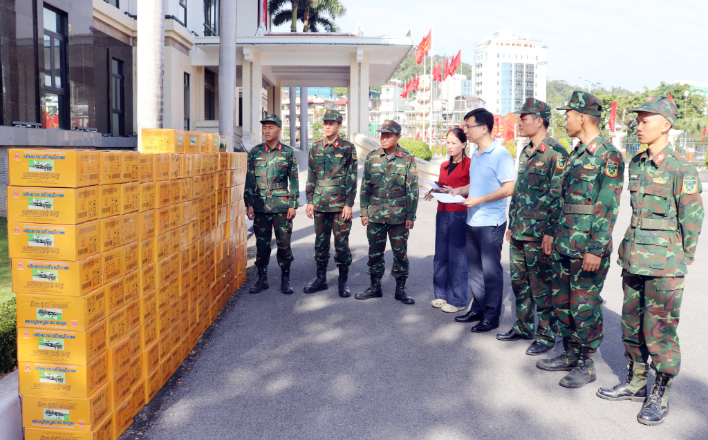 Bộ CHQS tỉnh trao tặng 1 tấn lương khô và 5.000 bộ quần áo thu đông, hè cho nhân dân vùng lụt tỉnh Lâm Đồng.
