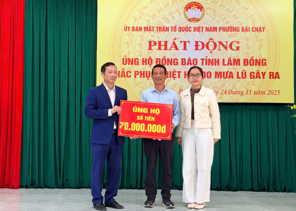 Công ty TNHH Sản xuất bột mỳ Vimaflour trao kinh phí và nhu yếu phẩm ủng hộ.