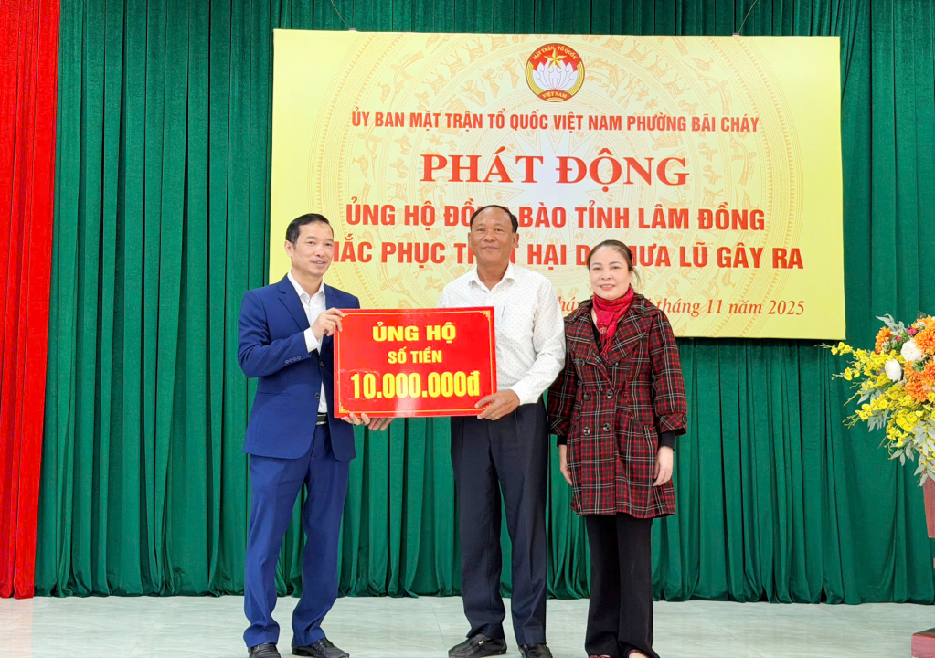 Đại diện các khu phố trên địa bàn phường trao kinh phí ủng hộ.