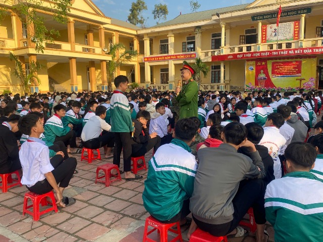 Học sinh đã đặt nhiều câu hỏi và trao đổi trực tiếp với báo cáo viên. Học sinh đã đặt nhiều câu hỏi và trao đổi trực tiếp với báo cáo viên.