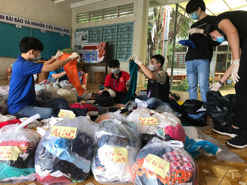 Nhiều điểm tập kết hàng cứu trợ xuất hiện khắp Hà Nội, người dân quyên góp hướng về vùng lũ