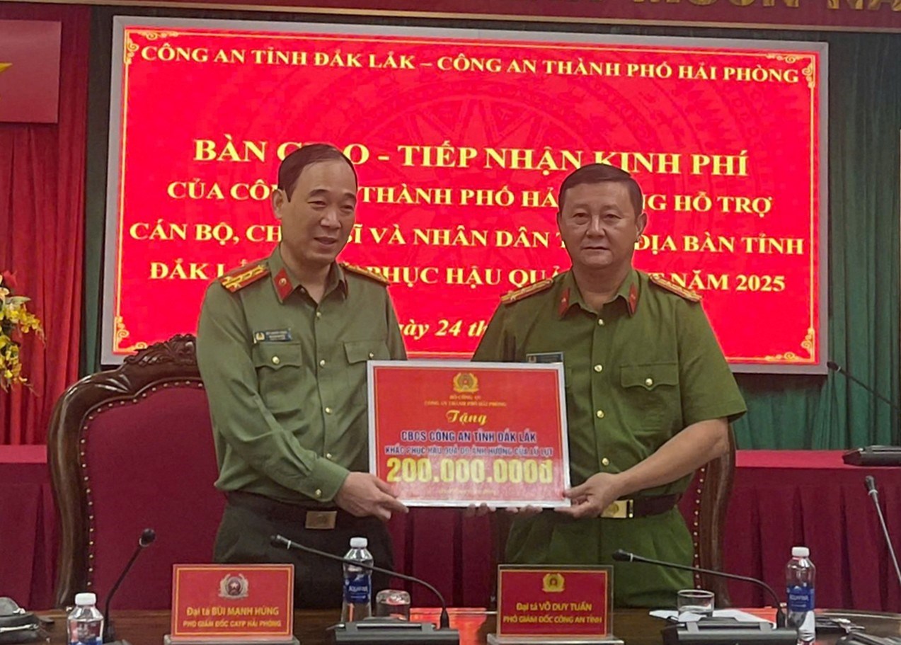 Công an thành phố Hải Phòng thăm và hỗ trợ Công an tỉnh Đắk Lắk khắc phục hậu quả mưa lũ