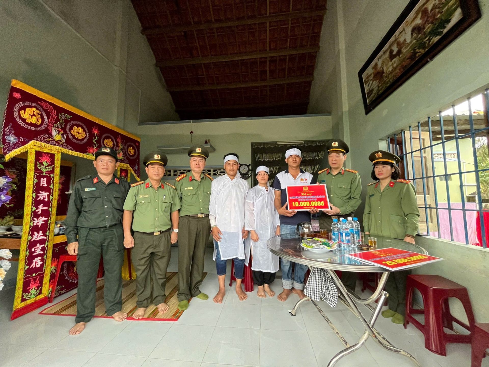 Đại t&aacute; B&ugrave;i Mạnh H&ugrave;ng - Ph&oacute; Gi&aacute;m đốc C&ocirc;ng an th&agrave;nh phố thăm hỏi, động vi&ecirc;n 02 gia đ&igrave;nh c&aacute;n bộ, chiến sĩ C&ocirc;ng an tỉnh Đăk Lăk.