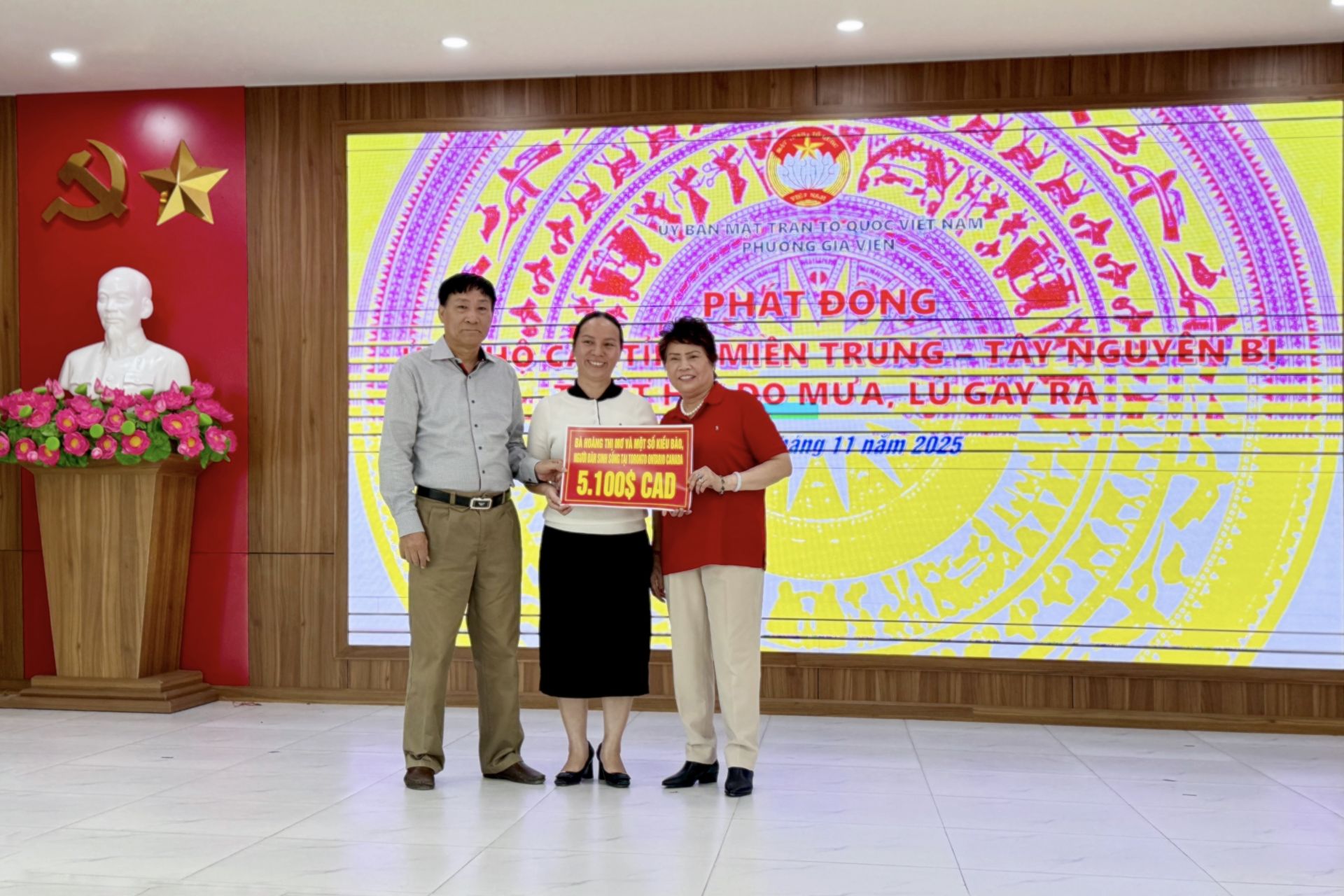 B&agrave; Ho&agrave;ng Thị Mơ, đại diện kiều b&agrave;o Canada trao ủng hộ 5.100 đ&ocirc; la Canada.
