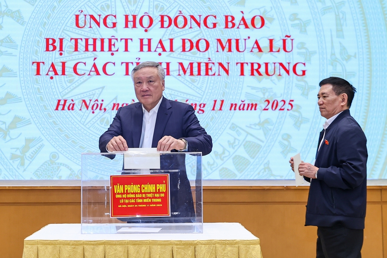 Phó Thủ tướng Thường trực Nguyễn Hòa Bình, Phó Thủ tướng Hồ Đức Phớc ủng hộ đồng bào- Ảnh: VGP/Nhật Bắc