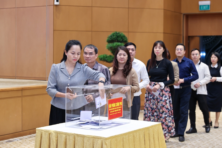 Cán bộ Văn phòng Chính phủ ủng hộ đồng bào - Ảnh: VGP/Nhật Bắc