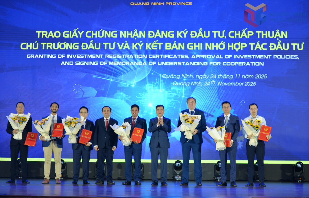 Các nhà đầu tư nhận quyết định chấp thuận chủ trương đầu tư, chứng nhận đăng ký đầu tư cho các dự án tại hội nghị. Các nhà đầu tư nhận quyết định chấp thuận chủ trương đầu tư, chứng nhận đăng ký đầu tư cho các dự án tại hội nghị.