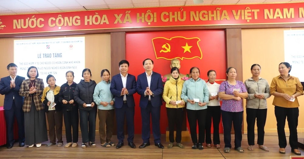 Lãnh đạo BHXH Việt Nam, BHXH tỉnh Thanh Hóa và Ngân hàng Nông nghiệp và Phát triển Nông thôn Việt Nam chi nhánh Bắc Thanh Hóa, trao thẻ BHYT cho người dân xã Kim Tân.