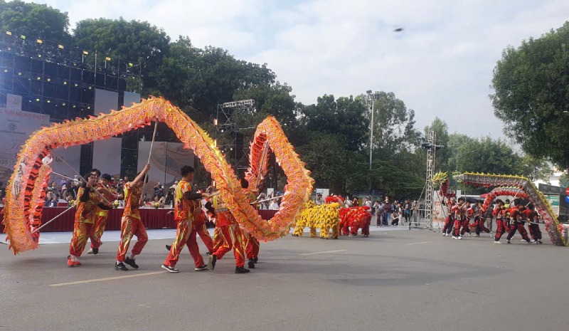 Màn biểu diễn Lân - Sư - Rồng Thanh Oai mang đến không khí hào hùng.