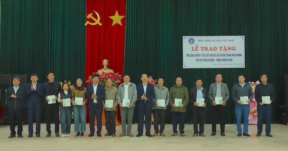 Lãnh đạo BHXH Việt Nam, BHXH tỉnh Thanh Hóa và Ngân hàng Nông nghiệp và Phát triển Nông thôn Việt Nam chi nhánh Bắc Thanh Hóa, trao thẻ BHYT cho người dân xã Thạch Bình.