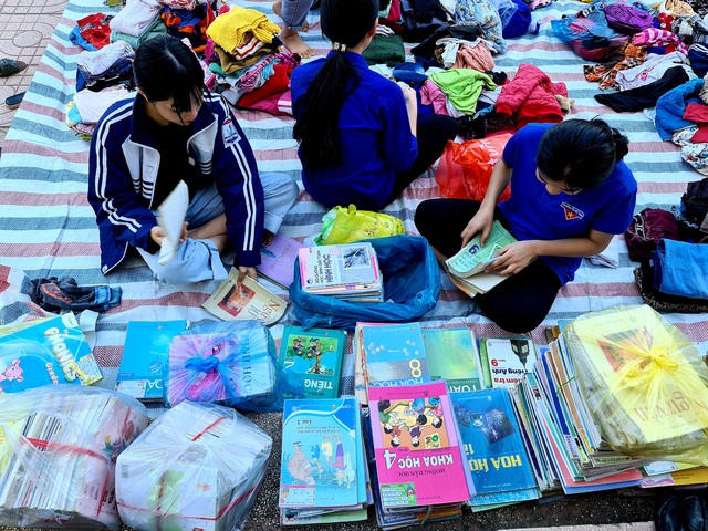 Học sinh H&agrave; Nội ph&acirc;n loại s&aacute;ch gi&aacute;o khoa v&agrave; truyện thiếu nhi để đ&oacute;ng th&ugrave;ng gửi hỗ trợ v&ugrave;ng lũ.