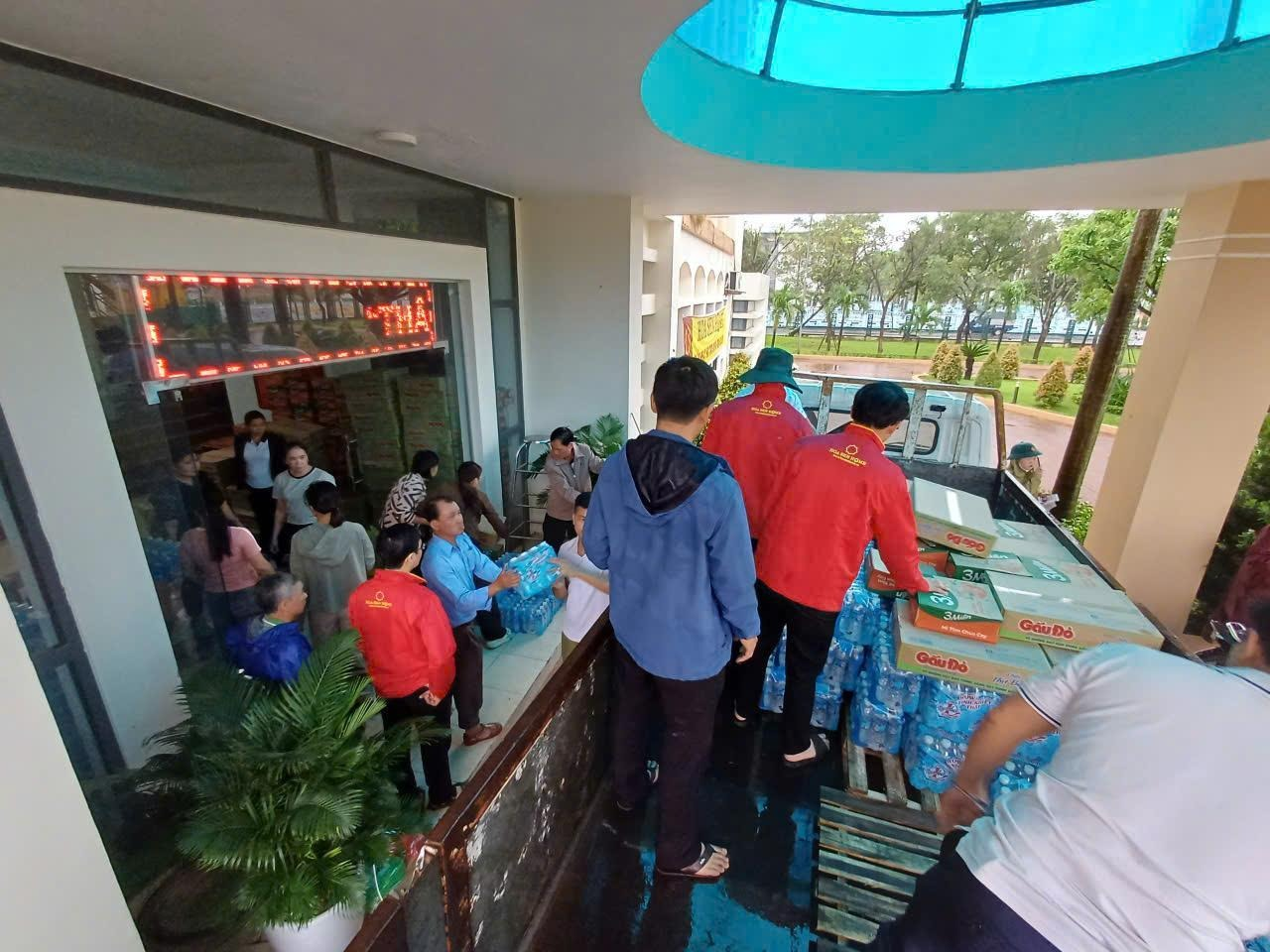 Tập đoàn Hoa Sen khẩn cấp đưa nhu yếu phẩm cứu trợ miền Trung 