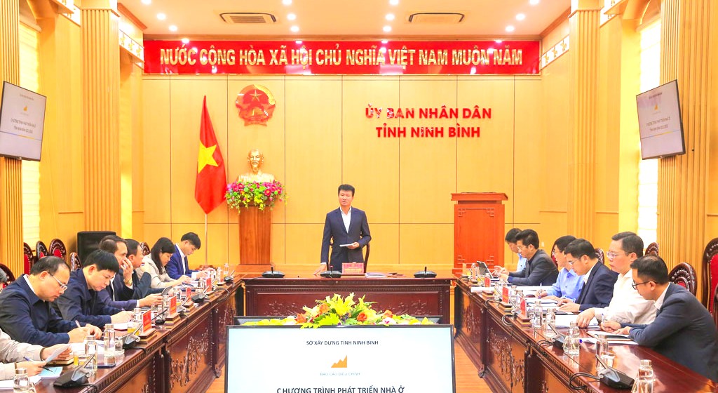 Chủ tịch UBND tỉnh Ninh Bình Trần Huy Tuấn vừa chủ trì hội nghị