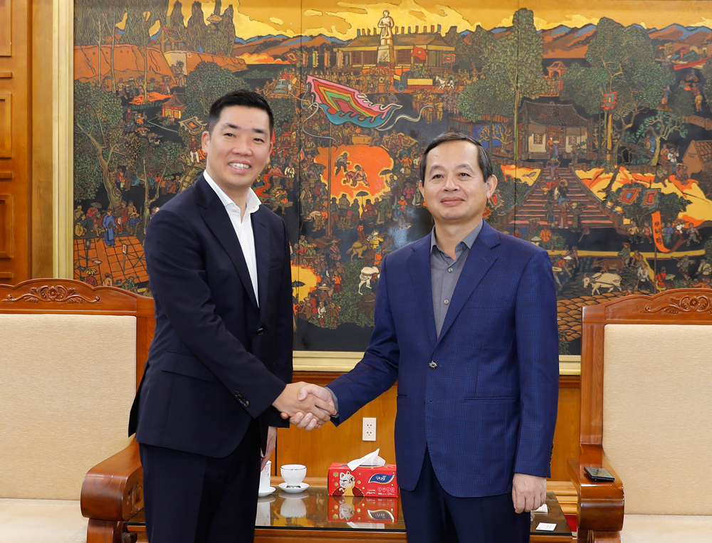 Đồng chí Phạm Hoàng Sơn chào đón ông Kang Euisik. Đồng chí Phạm Hoàng Sơn chào đón ông Kang Euisik.