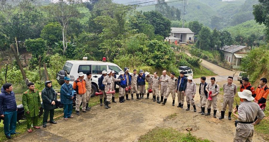 Lực lượng chức năng phối hợp hủy nổ quả bom với phương &aacute;n tại chỗ.