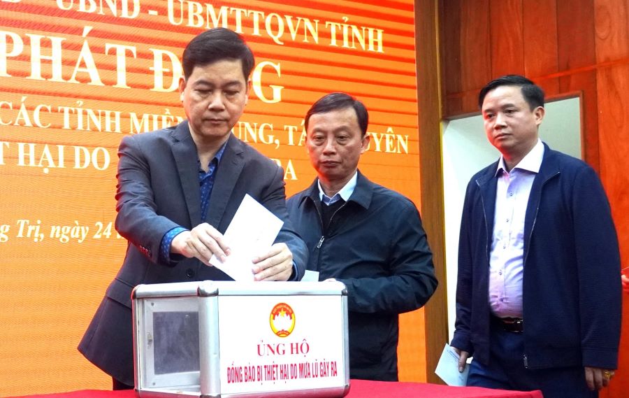 Các đại biểu hưởng ứng lời kêu gọi tại lễ phát động.