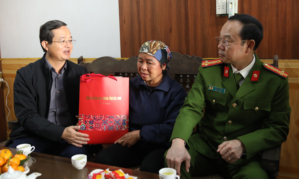 Chủ tịch UBND tỉnh Bắc Ninh thăm, tặng quà gia đình nạn nhân tai nạn giao thông